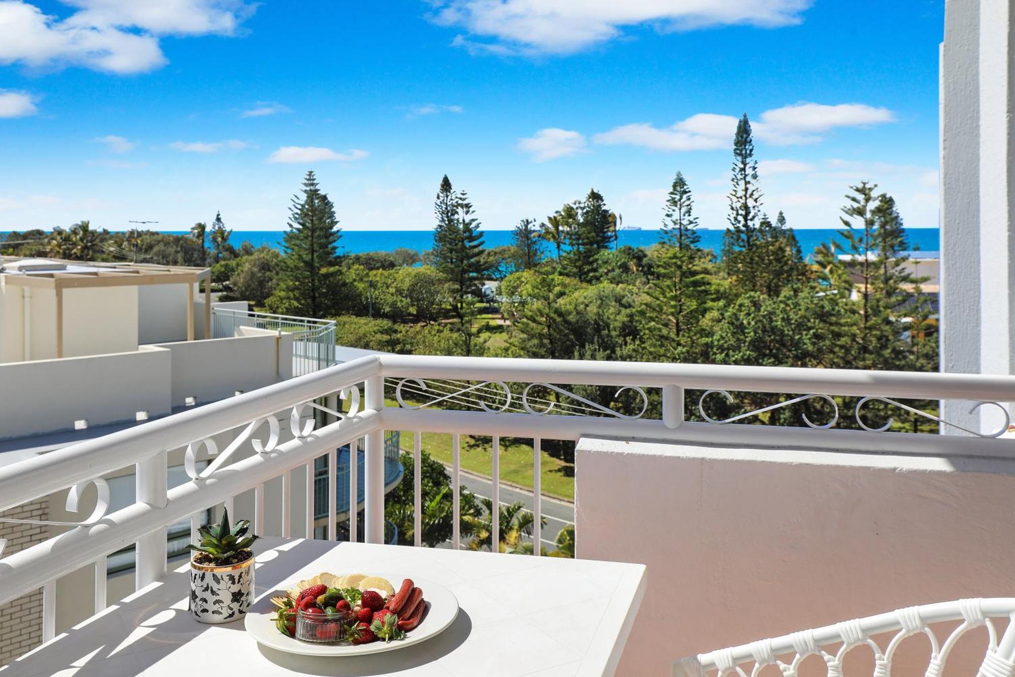 Beachside Resort Kawana Waters Buddina Esterno foto