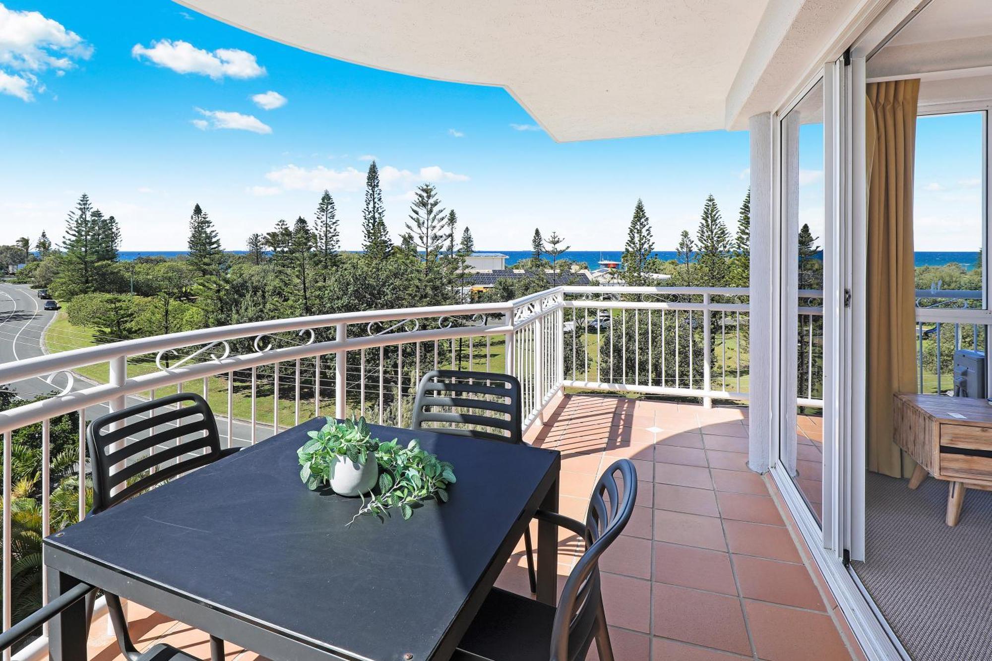 Beachside Resort Kawana Waters Buddina Esterno foto